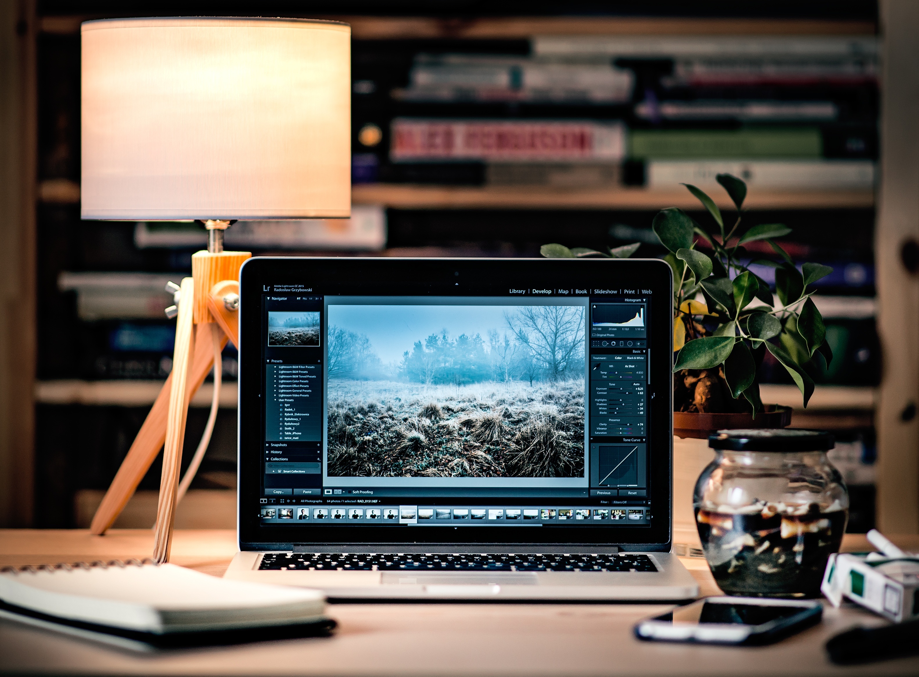 Openly licensed workspace image showing a laptop on a desk